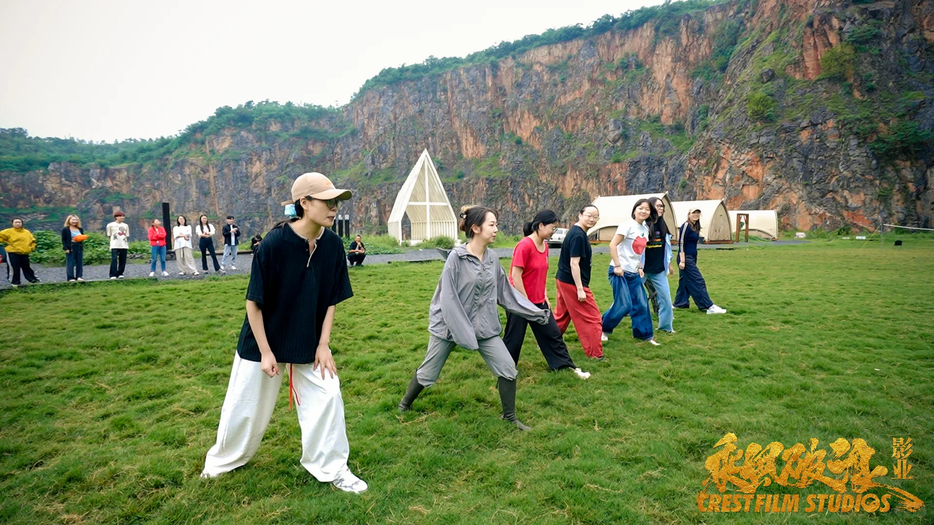 在郑州，有一群“不务正业”的短剧人