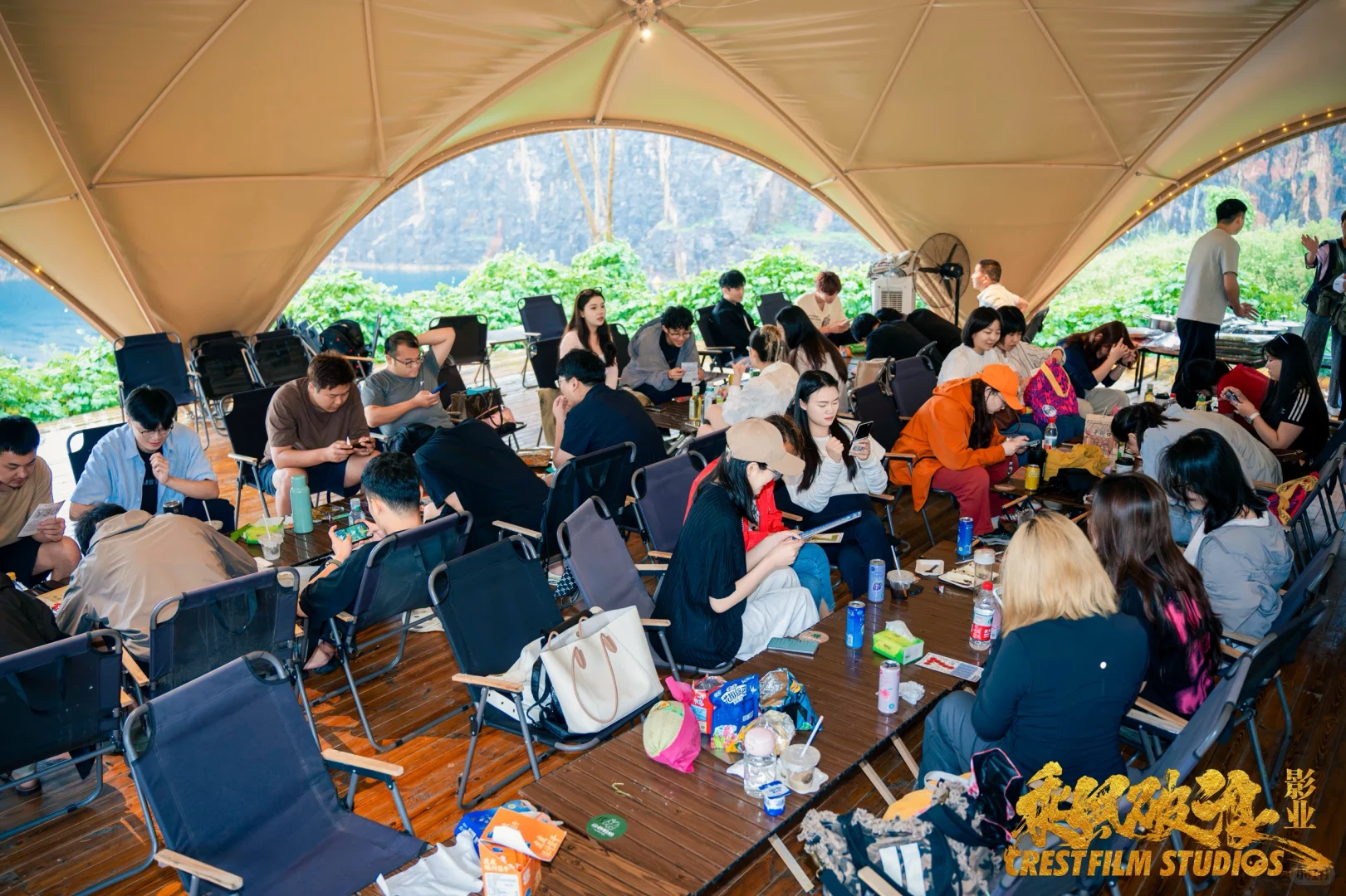 在郑州，有一群“不务正业”的短剧人