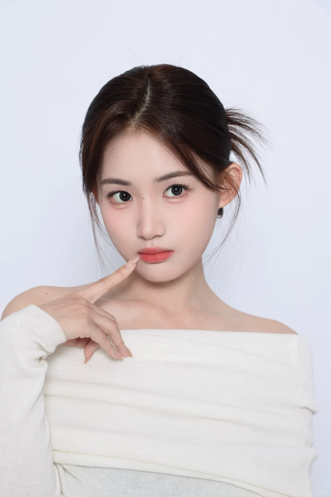 帮我选六张作为新演员模卡吧