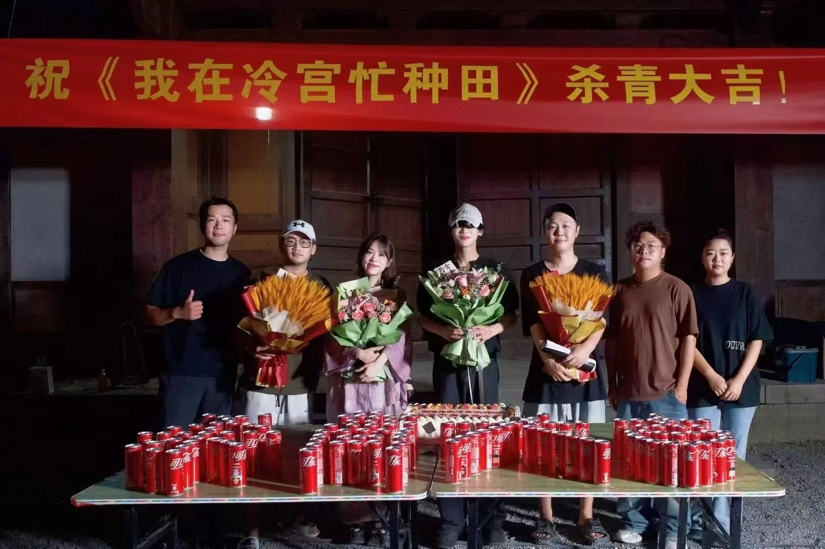 剧组缺演员，不会演我们教，现学现拍