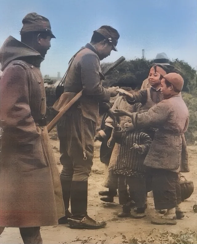 1937年，江南的一个村子里，几个日本军官在向孩子们发放糖果。此时，孩子们欢呼雀