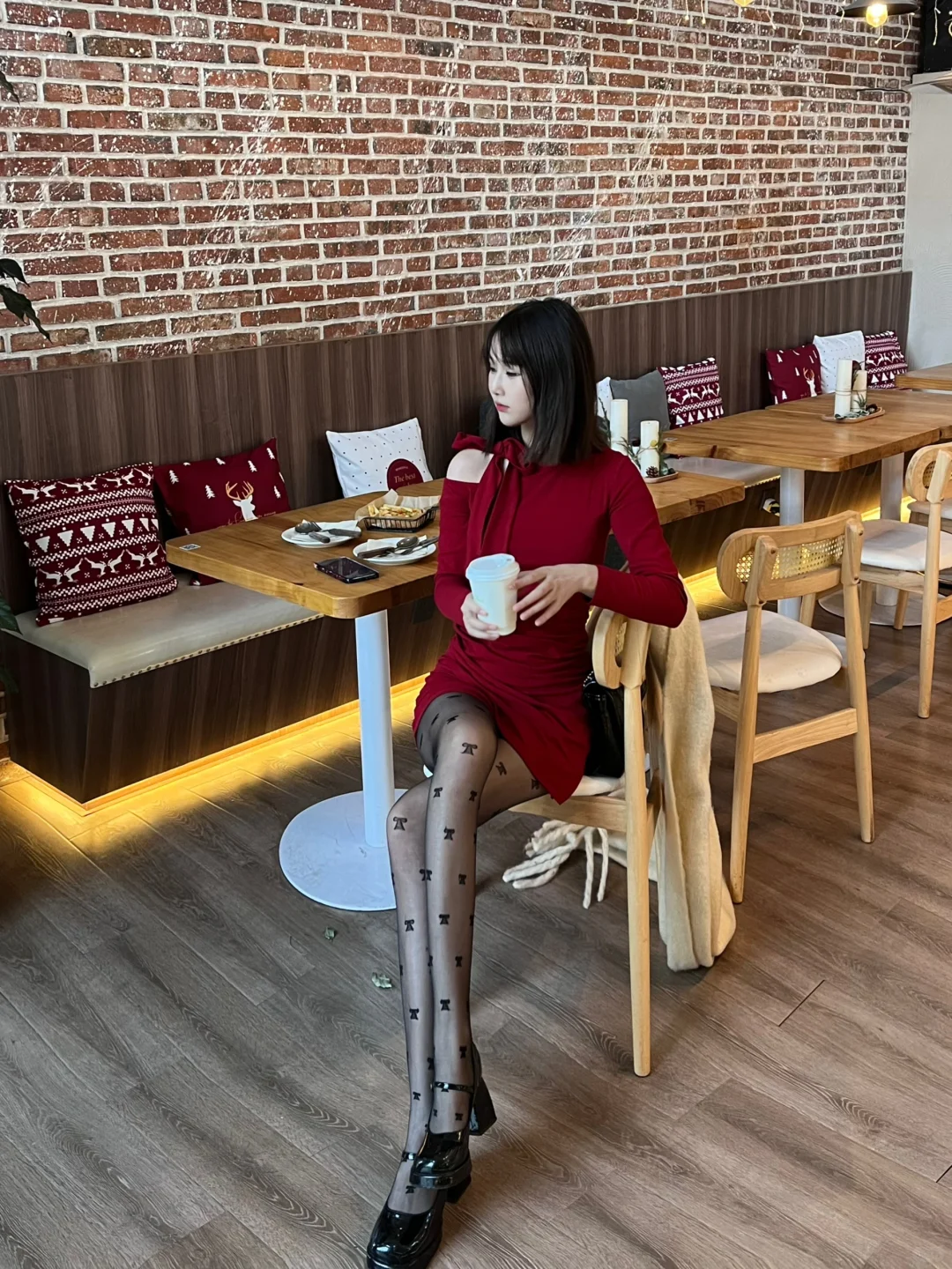 coffee ｜没人会越过你的黑丝去研究你的文案