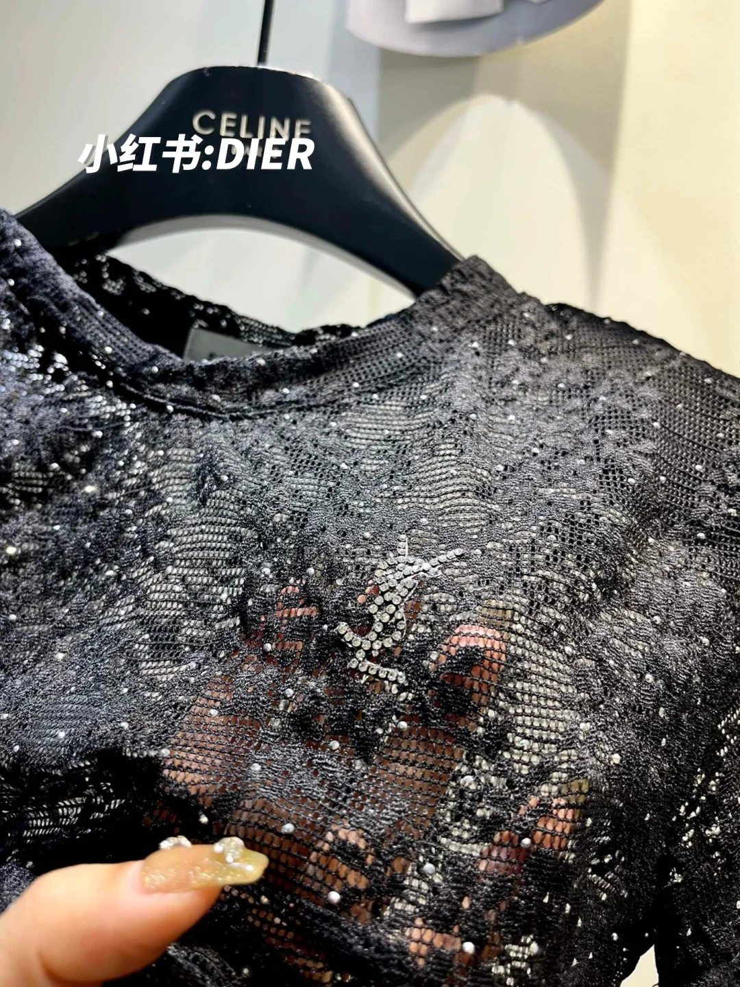 性感蕾丝钩花烫钻上衣 Y家对气质感拿捏很到