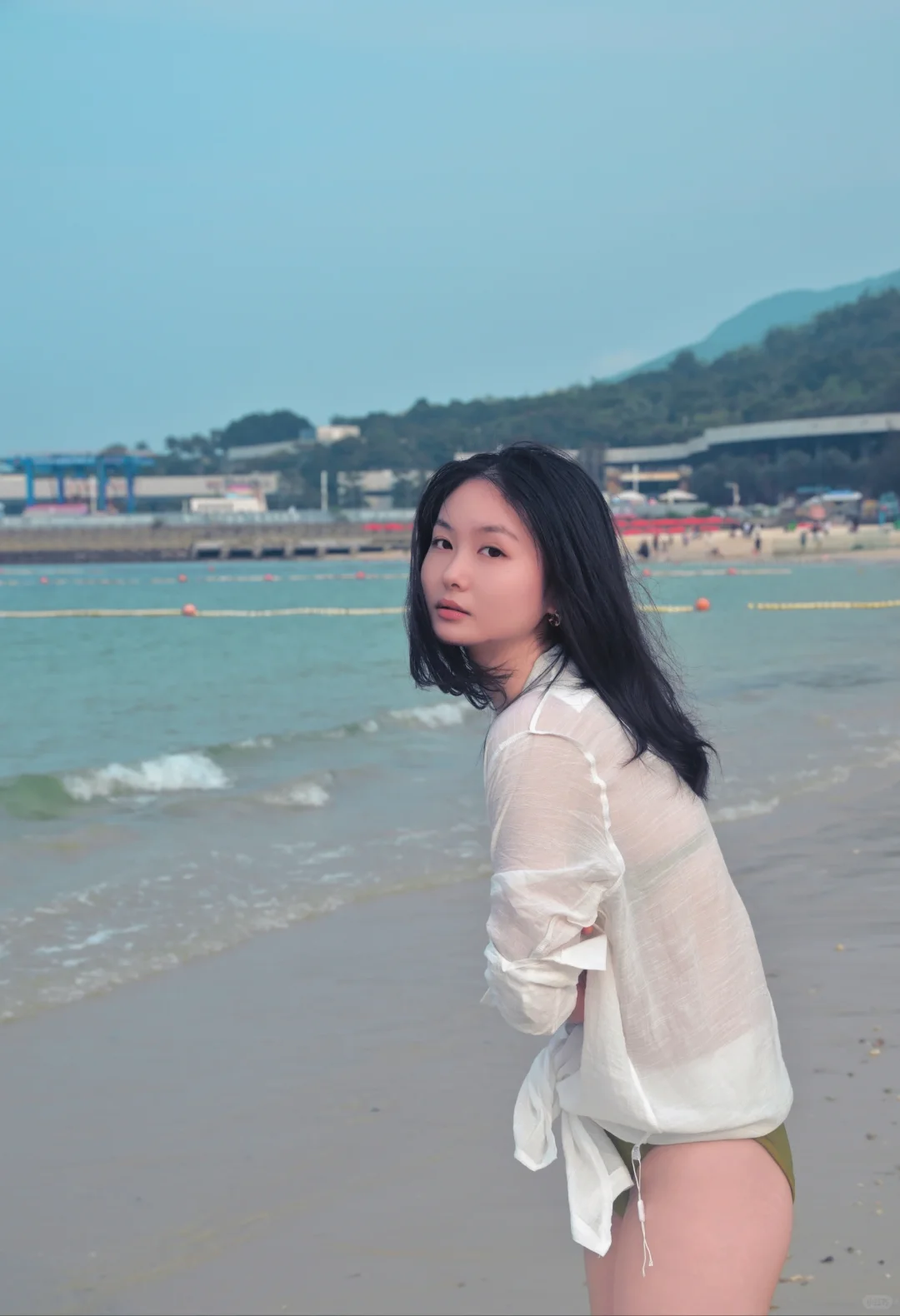 比基尼跟玻璃海这也太搭了
