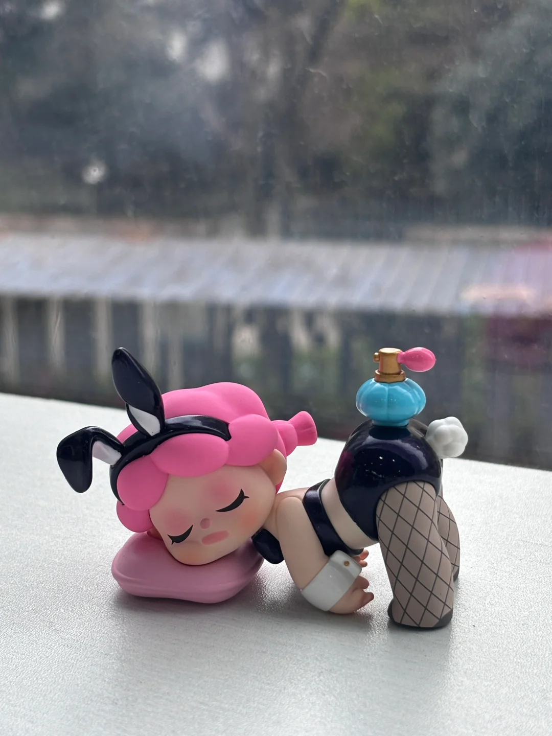 我的pp翘到可以顶一瓶香水哦👏
