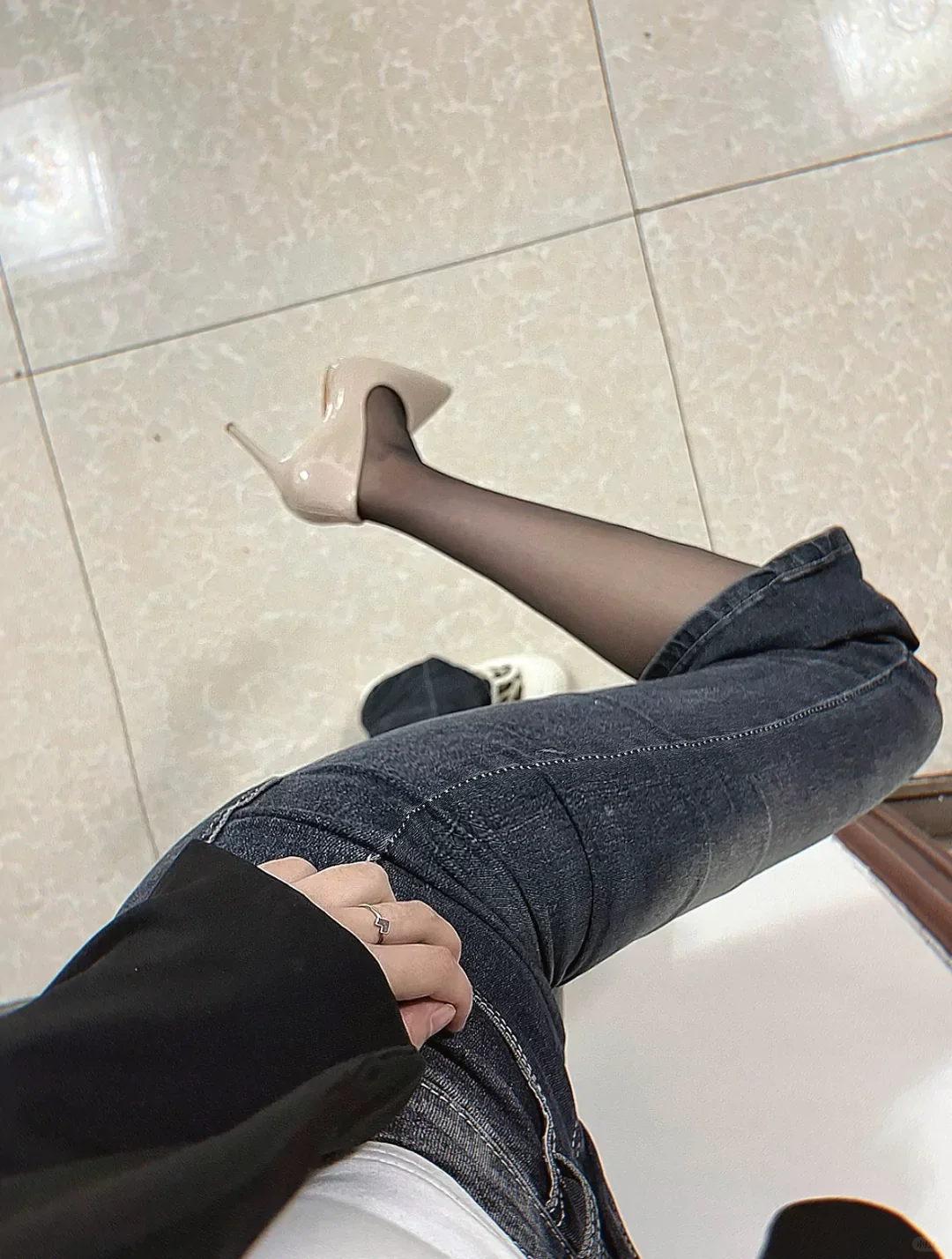 牛仔裤配黑丝