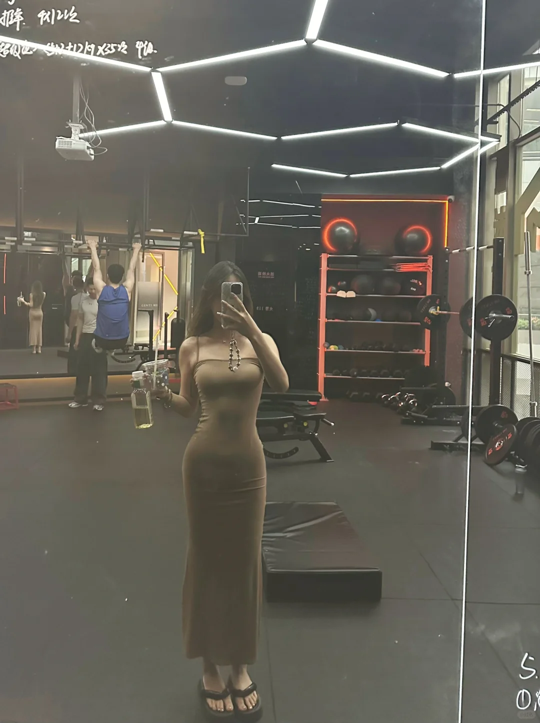 健身房一拍照的女的…