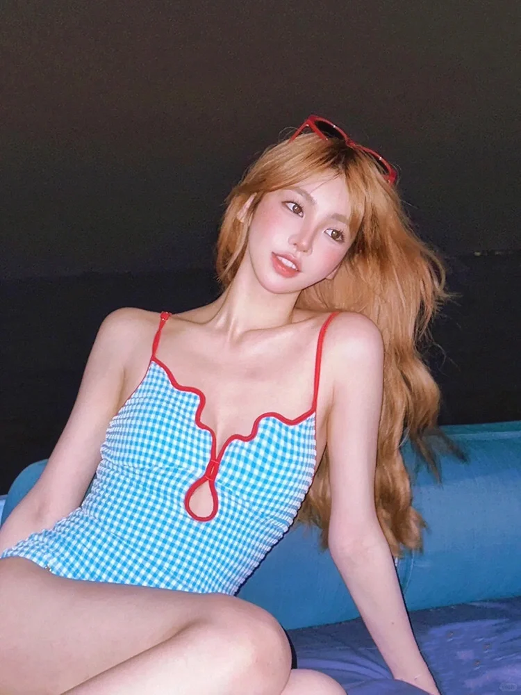 复古撞色的连体泳衣,内置胸垫和插片口……