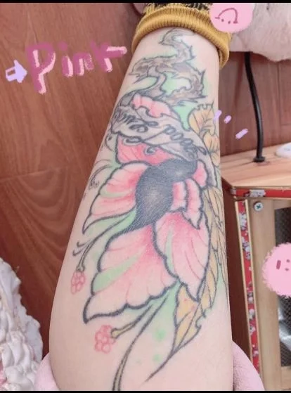 腿上有纹身穿丝袜好看还是不穿好?