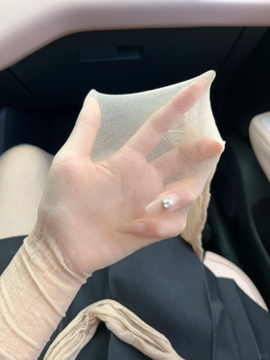 我天！这条皱巴巴的丝袜真的没救了嘛！😰