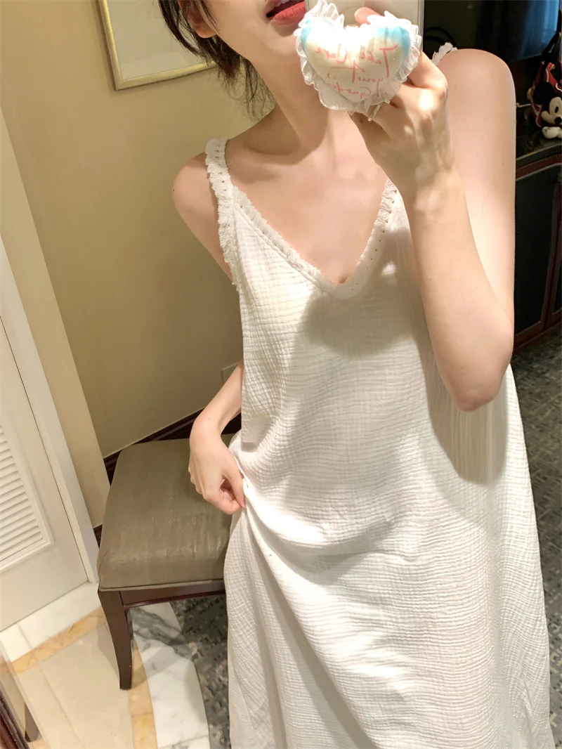 深V吊带裙呀,小性感刚刚好~