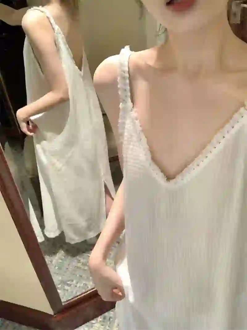 深V吊带裙呀,小性感刚刚好~