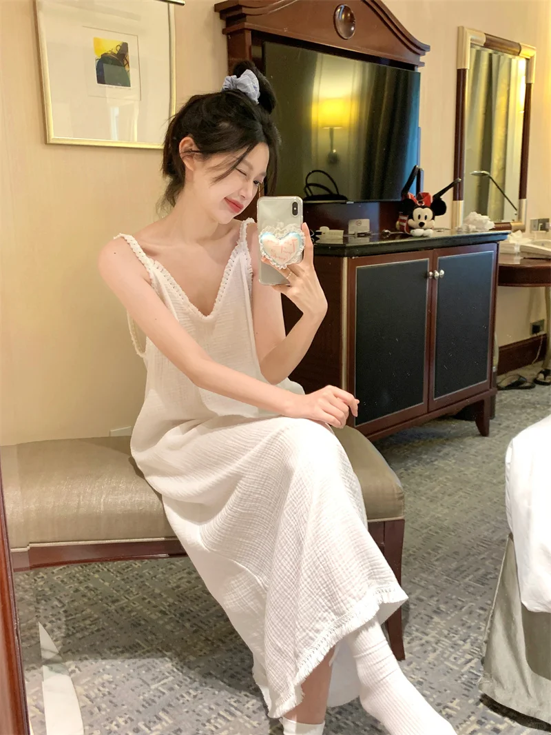 深V吊带裙呀,小性感刚刚好~