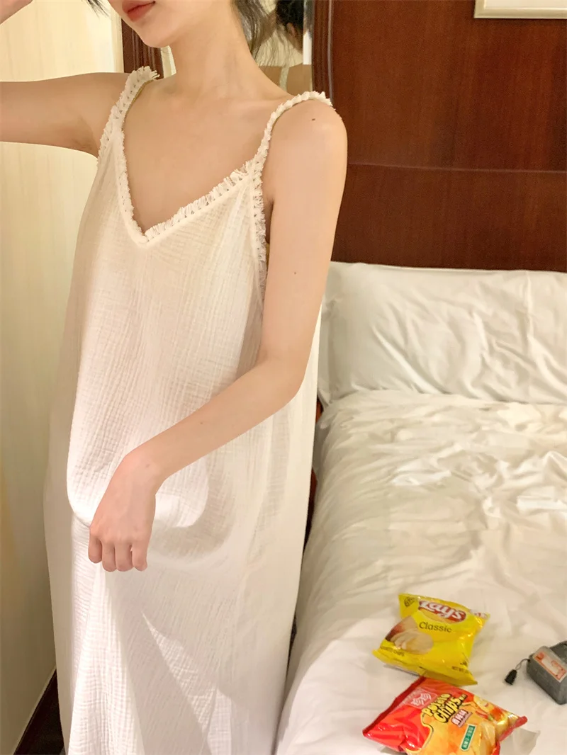 深V吊带裙呀,小性感刚刚好~