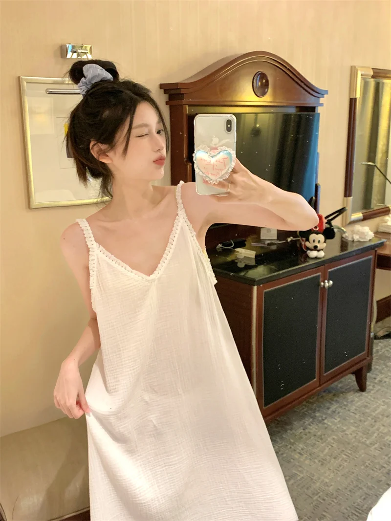 深V吊带裙呀,小性感刚刚好~