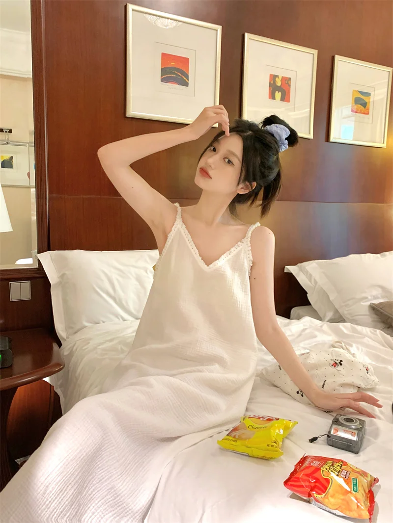 深V吊带裙呀,小性感刚刚好~