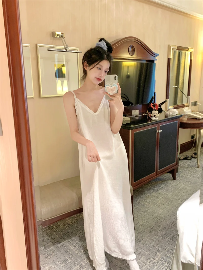 深V吊带裙呀,小性感刚刚好~