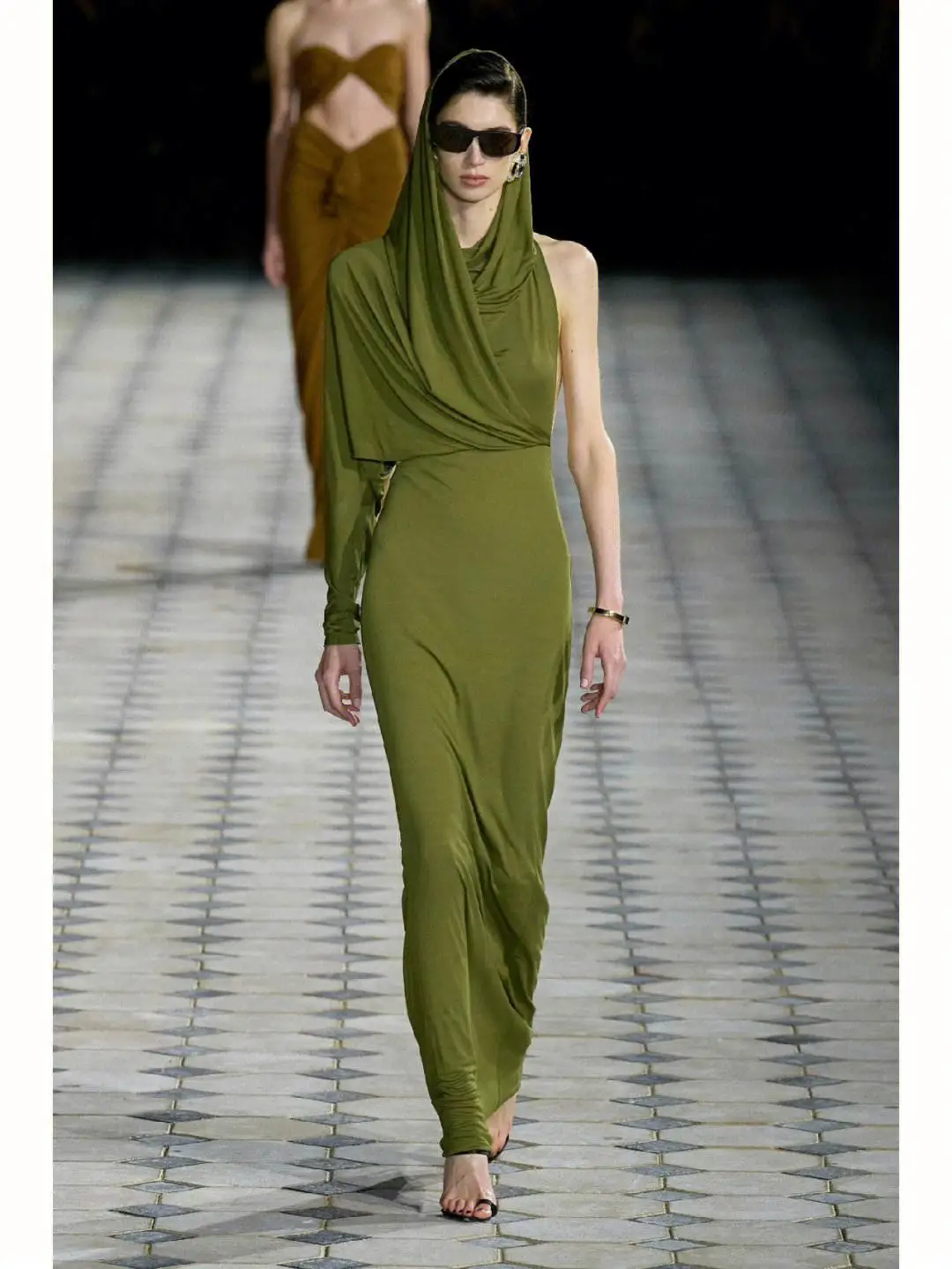 圣罗兰从未走下过神坛,23春夏秀也太帅了!