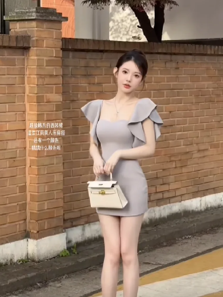 穿搭之韵:夏季纯欲风方领收腰连衣裙