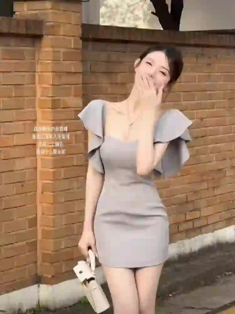 穿搭之韵:夏季纯欲风方领收腰连衣裙