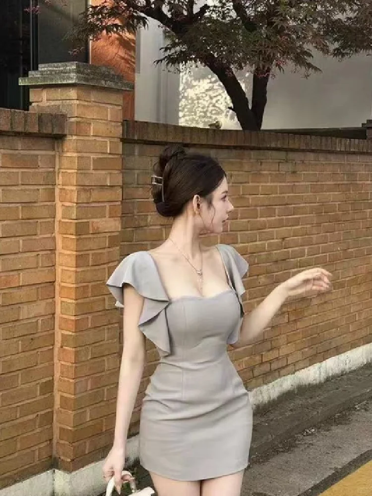 穿搭之韵:夏季纯欲风方领收腰连衣裙