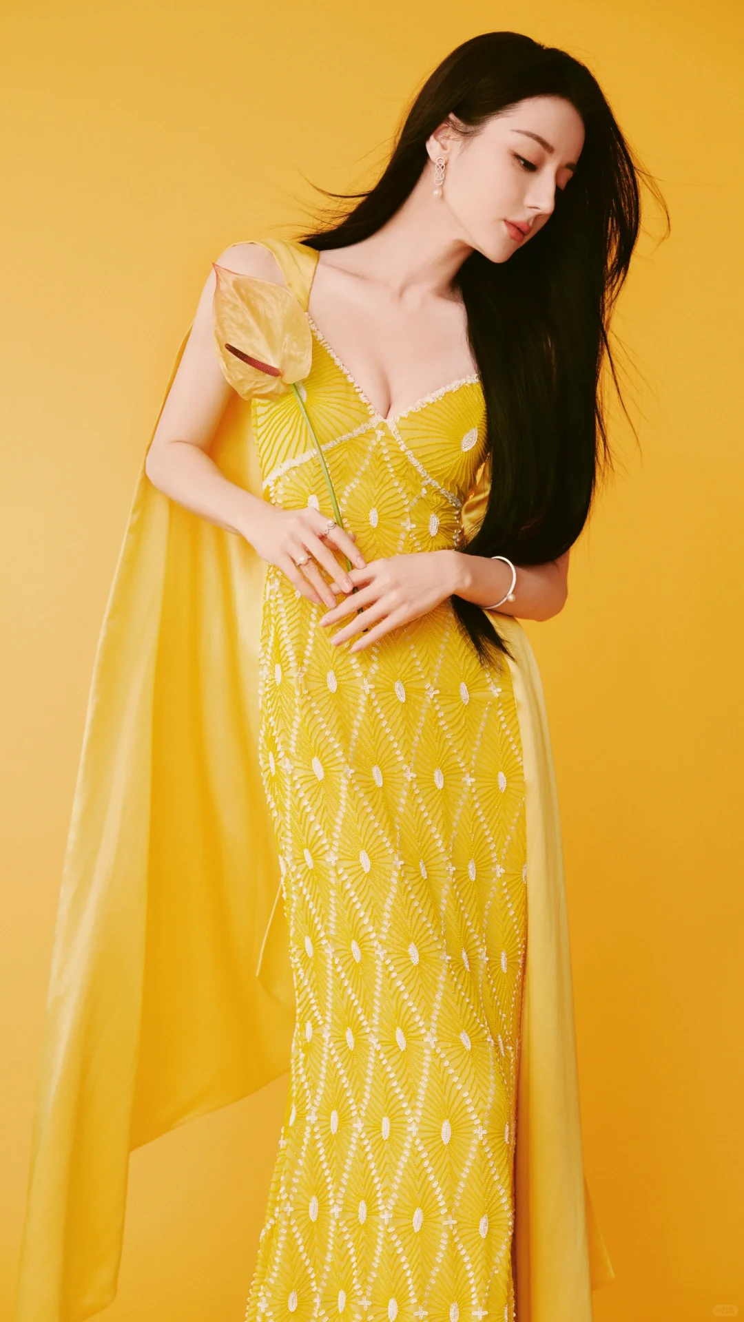 迪丽热巴性感写真,亮黄色深V裙,明媚高级