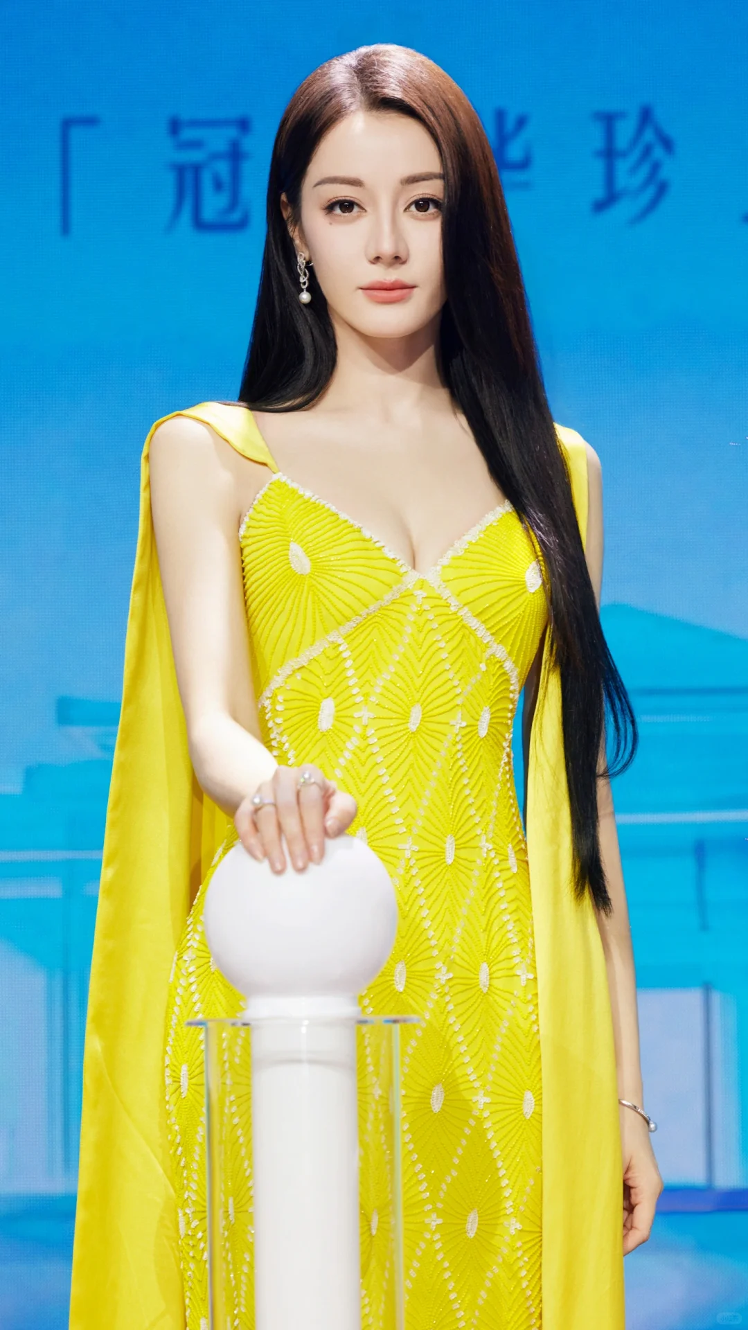 迪丽热巴性感写真,亮黄色深V裙,明媚高级