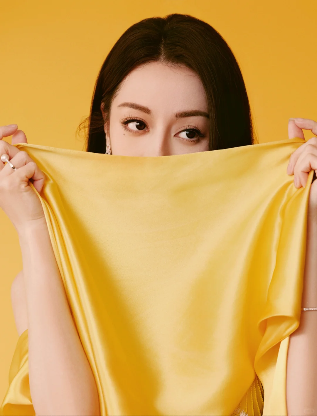 迪丽热巴性感写真,亮黄色深V裙,明媚高级