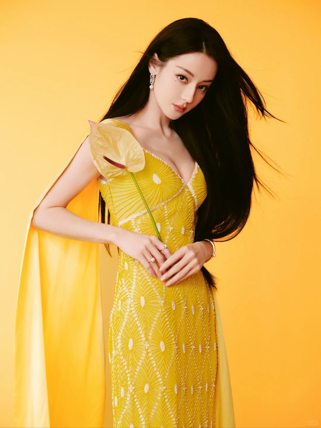 迪丽热巴性感写真,亮黄色深V裙,明媚高级