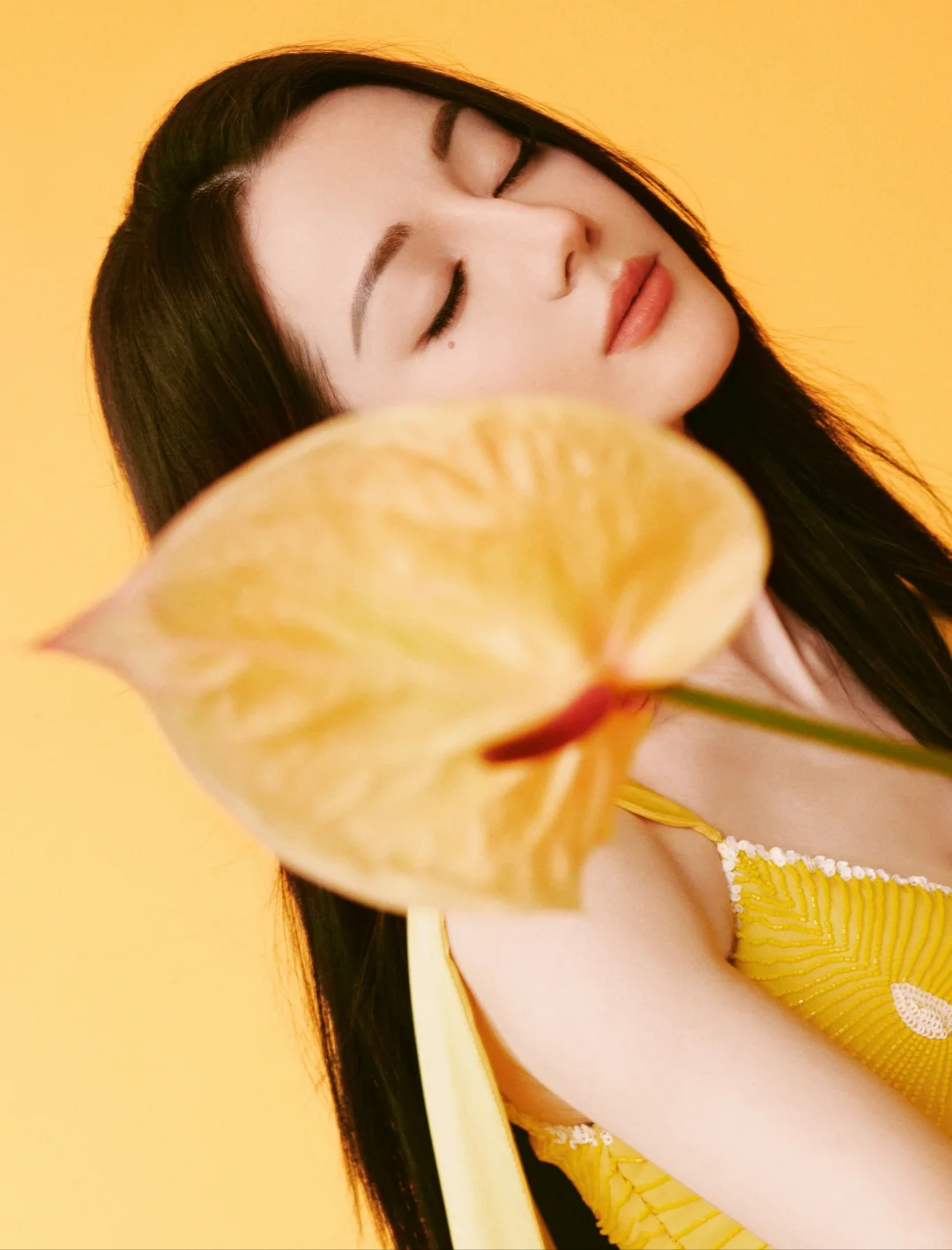 迪丽热巴性感写真,亮黄色深V裙,明媚高级