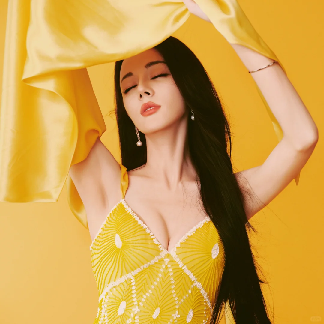 迪丽热巴性感写真,亮黄色深V裙,明媚高级