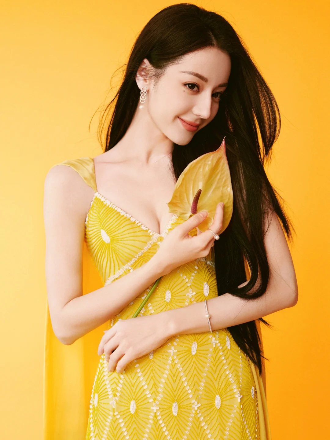 迪丽热巴性感写真,亮黄色深V裙,明媚高级