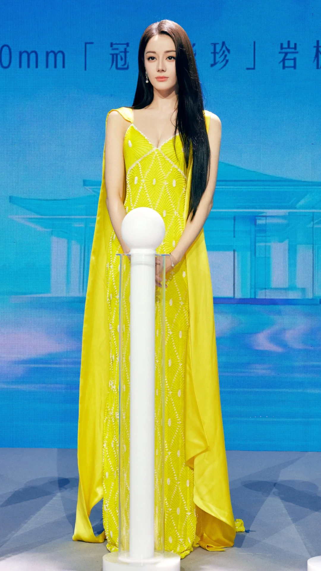 迪丽热巴性感写真,亮黄色深V裙,明媚高级