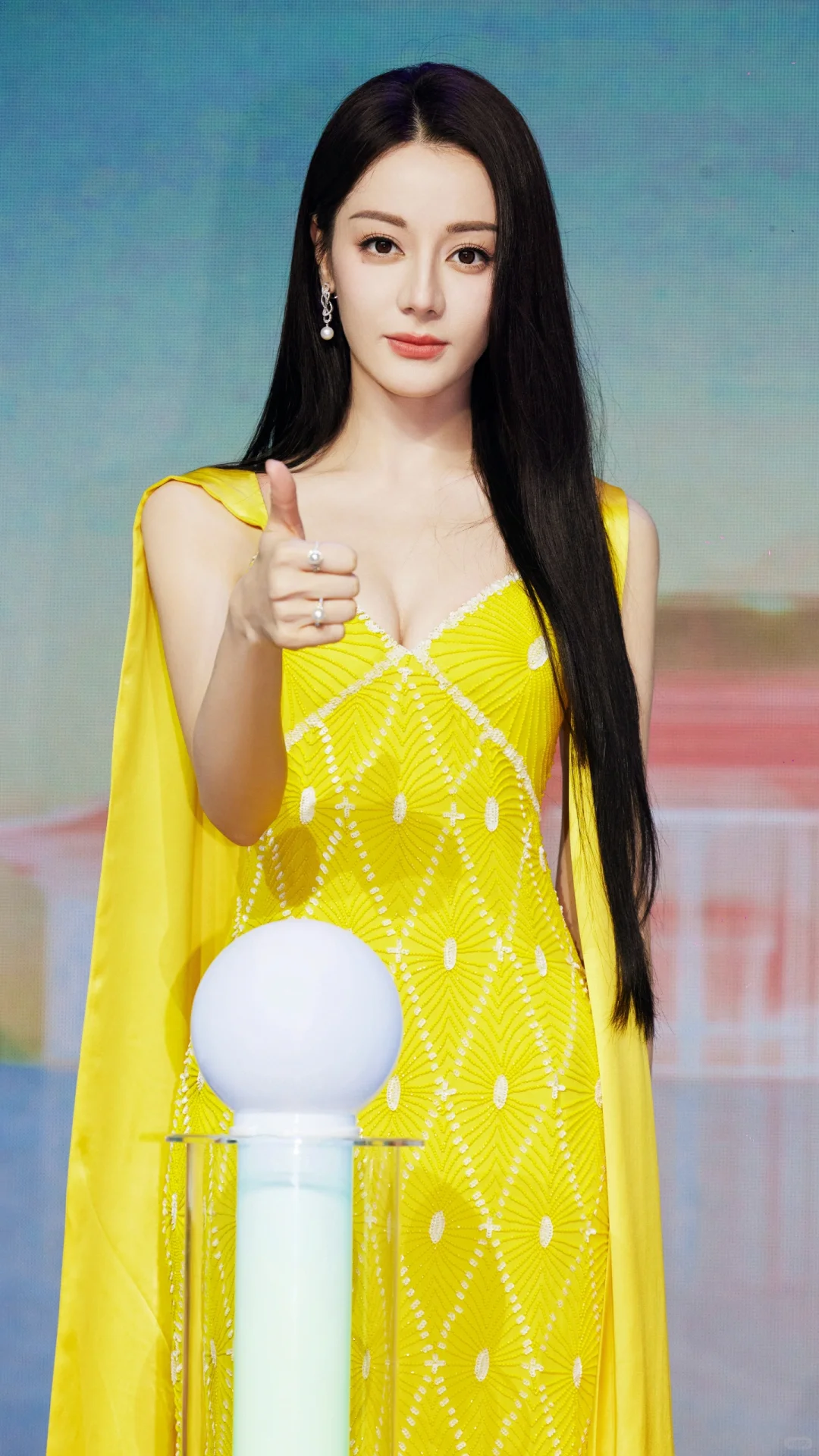 迪丽热巴性感写真,亮黄色深V裙,明媚高级