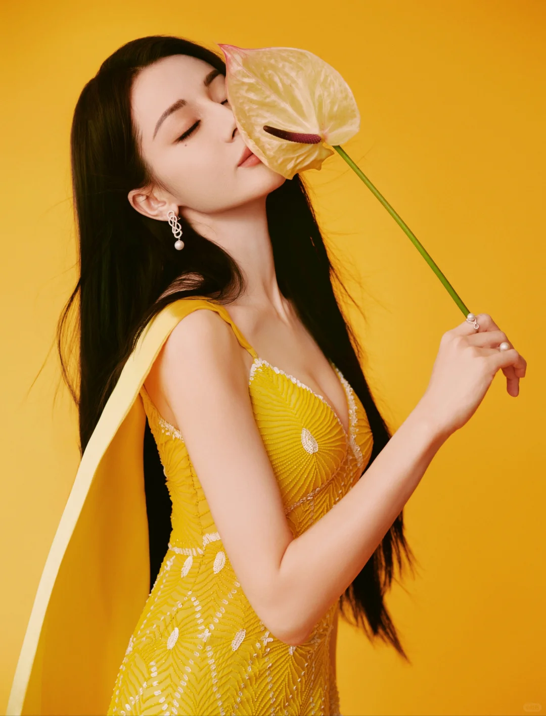 迪丽热巴性感写真,亮黄色深V裙,明媚高级