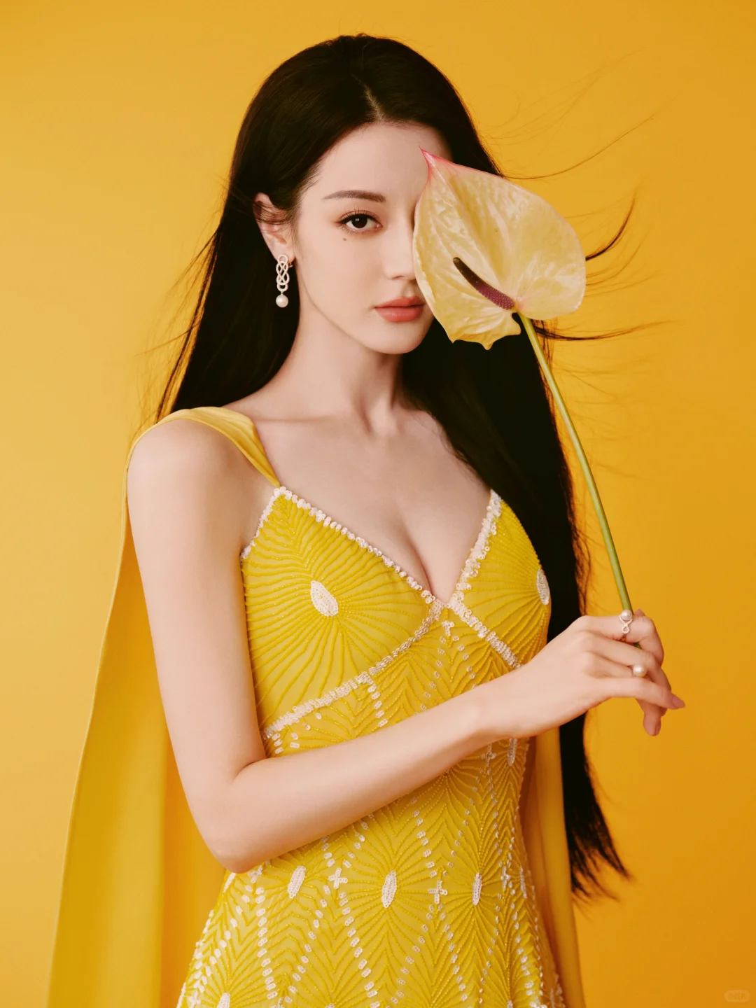 迪丽热巴性感写真,亮黄色深V裙,明媚高级