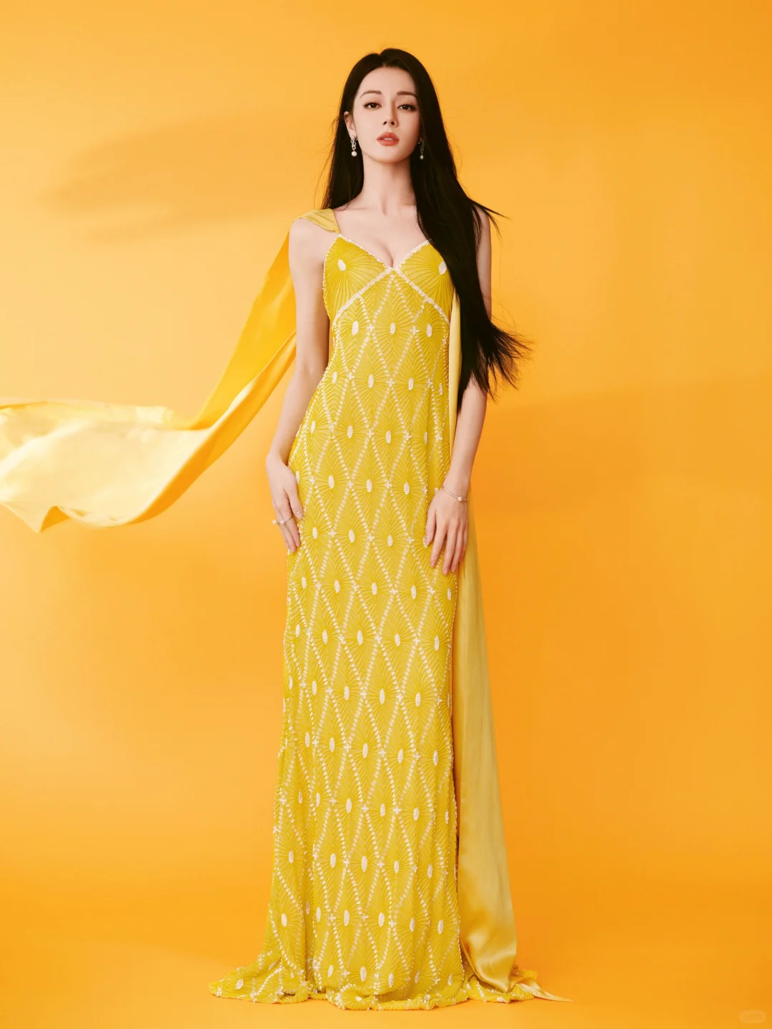 迪丽热巴性感写真,亮黄色深V裙,明媚高级