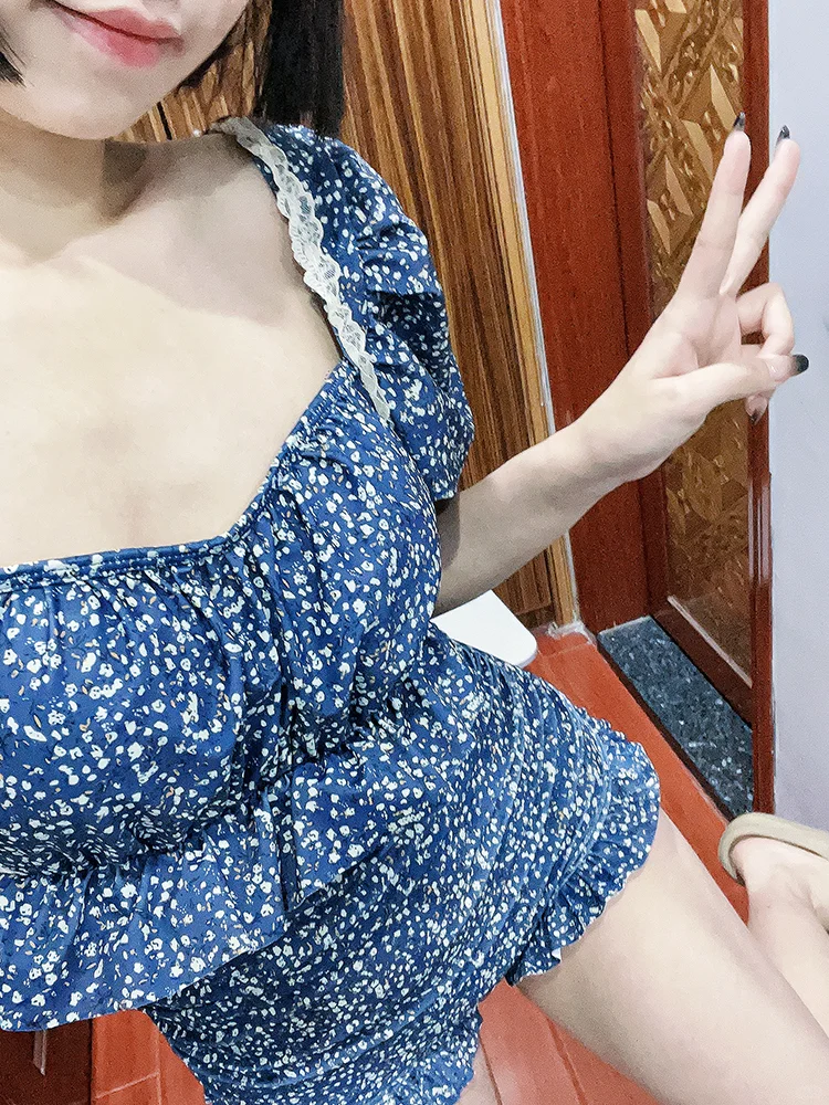 和闺蜜海岛度假！这件印花系泳衣谁穿更美？