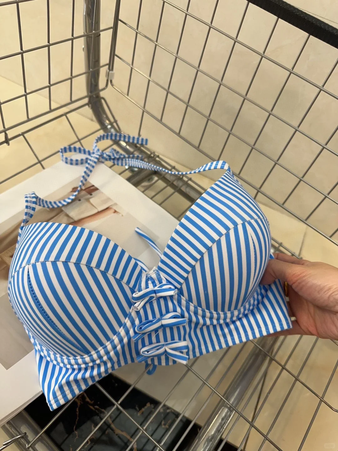 炎炎夏日怎能不去海边浪一下miumiu泳衣必备