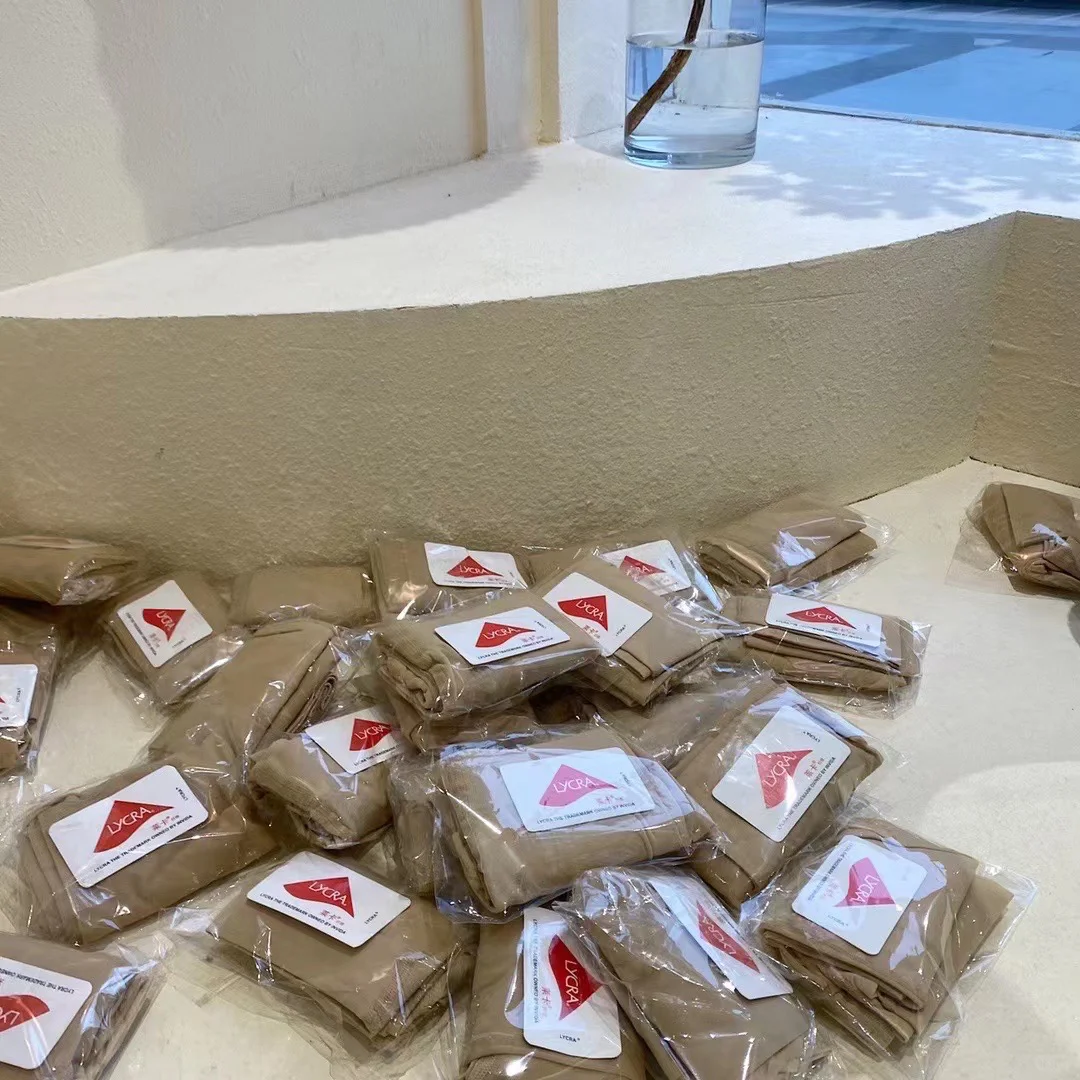 看得出来穿丝袜了吗！？