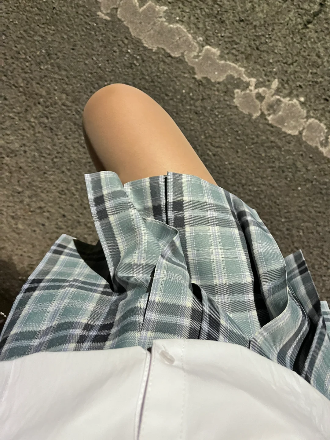 不会只有我一个人已经穿上了丝袜吧…