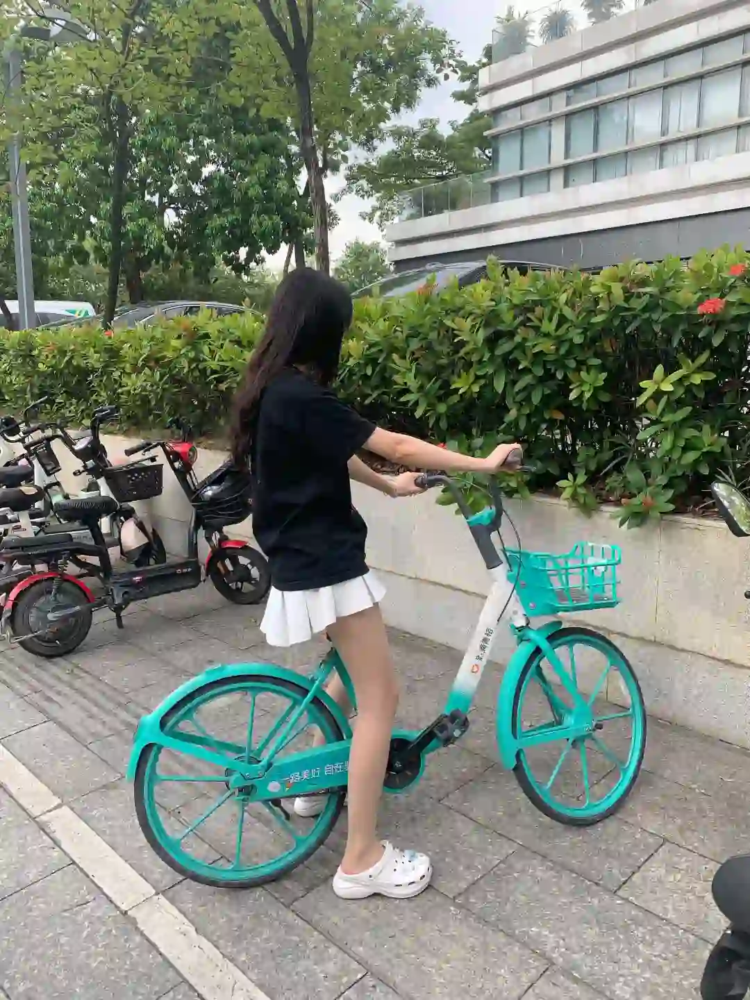 今天走在路上的回头率真的超高哎……