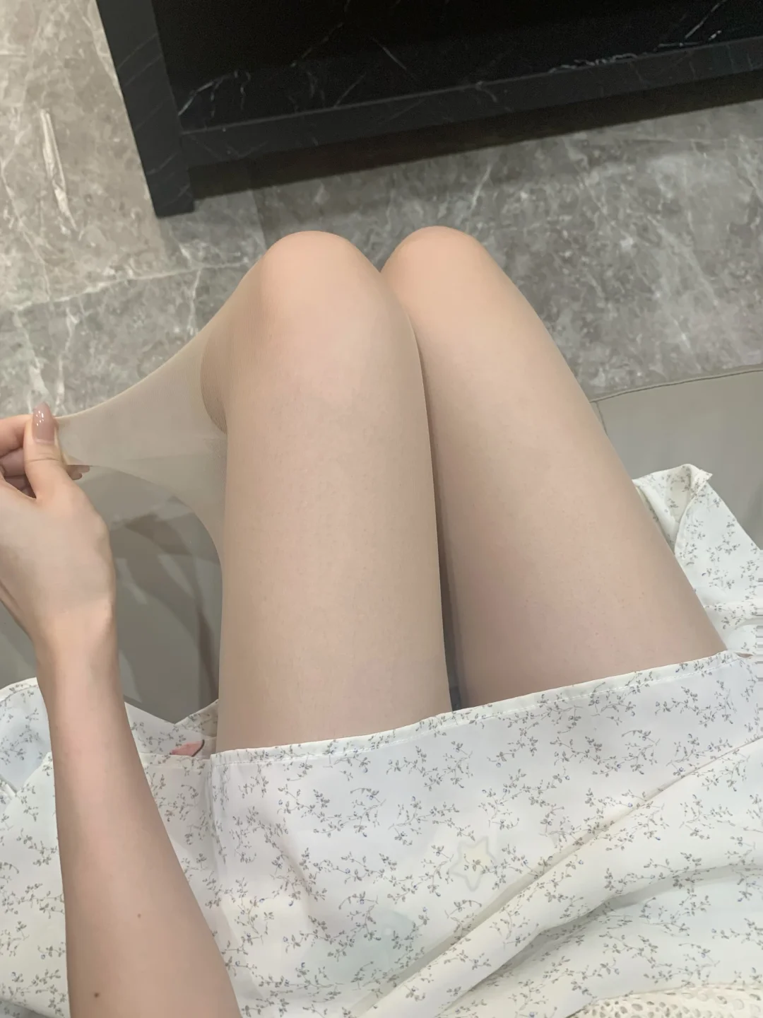 大夏天穿丝袜出门会不会被人蛐蛐啊？