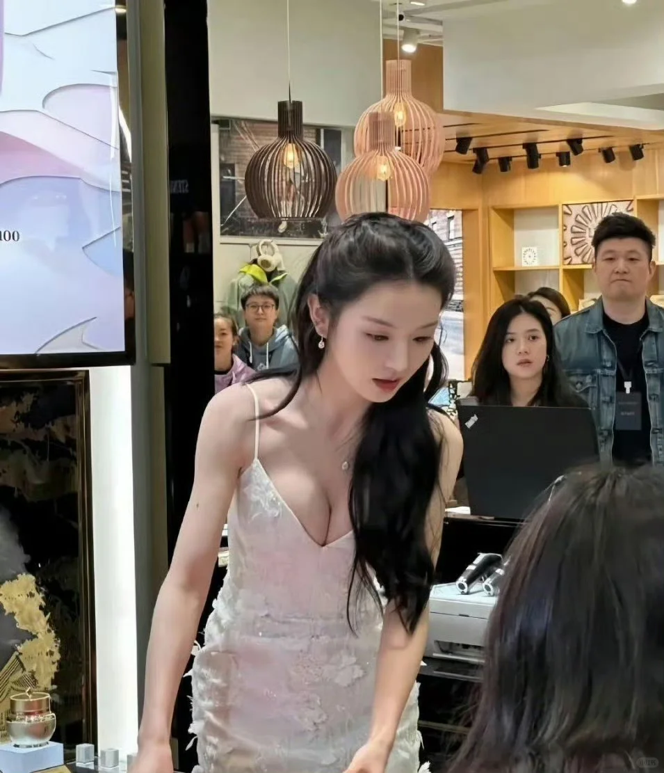 田曦薇每次都露得大方,但是一点也不擦