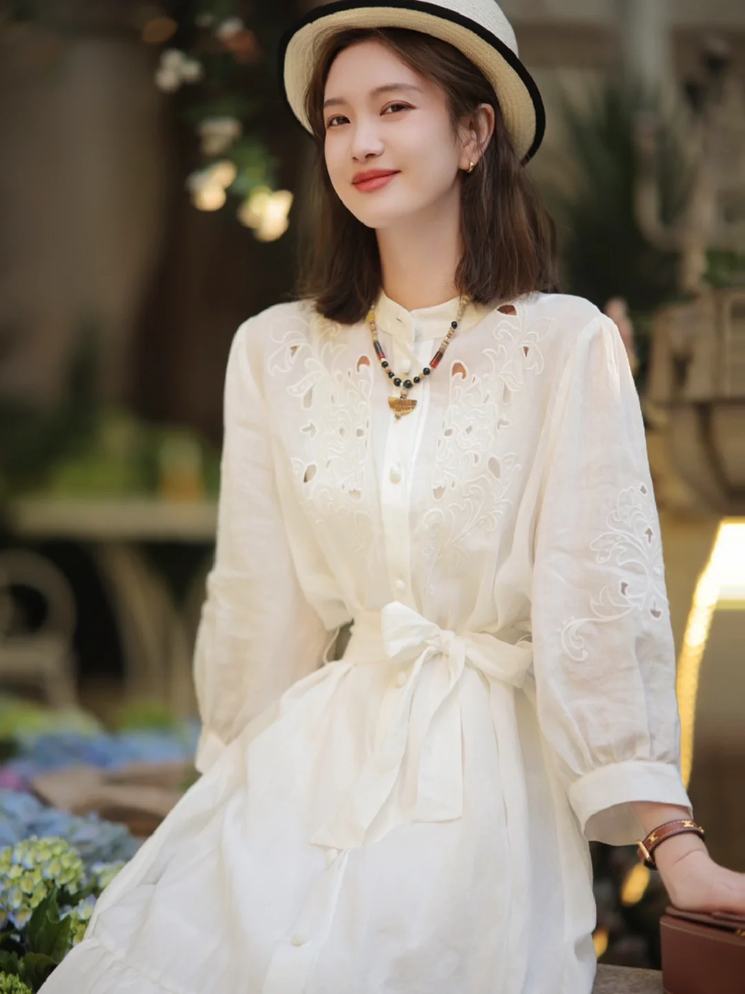 穿上漂亮的白色连衣裙～在花园里约会💐