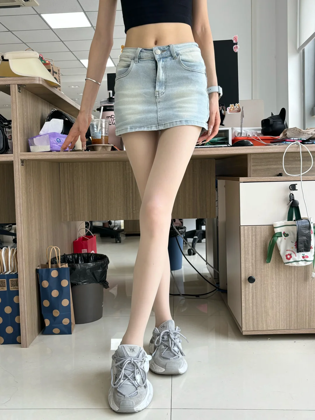 同事真的好喜欢穿丝袜上班啊…