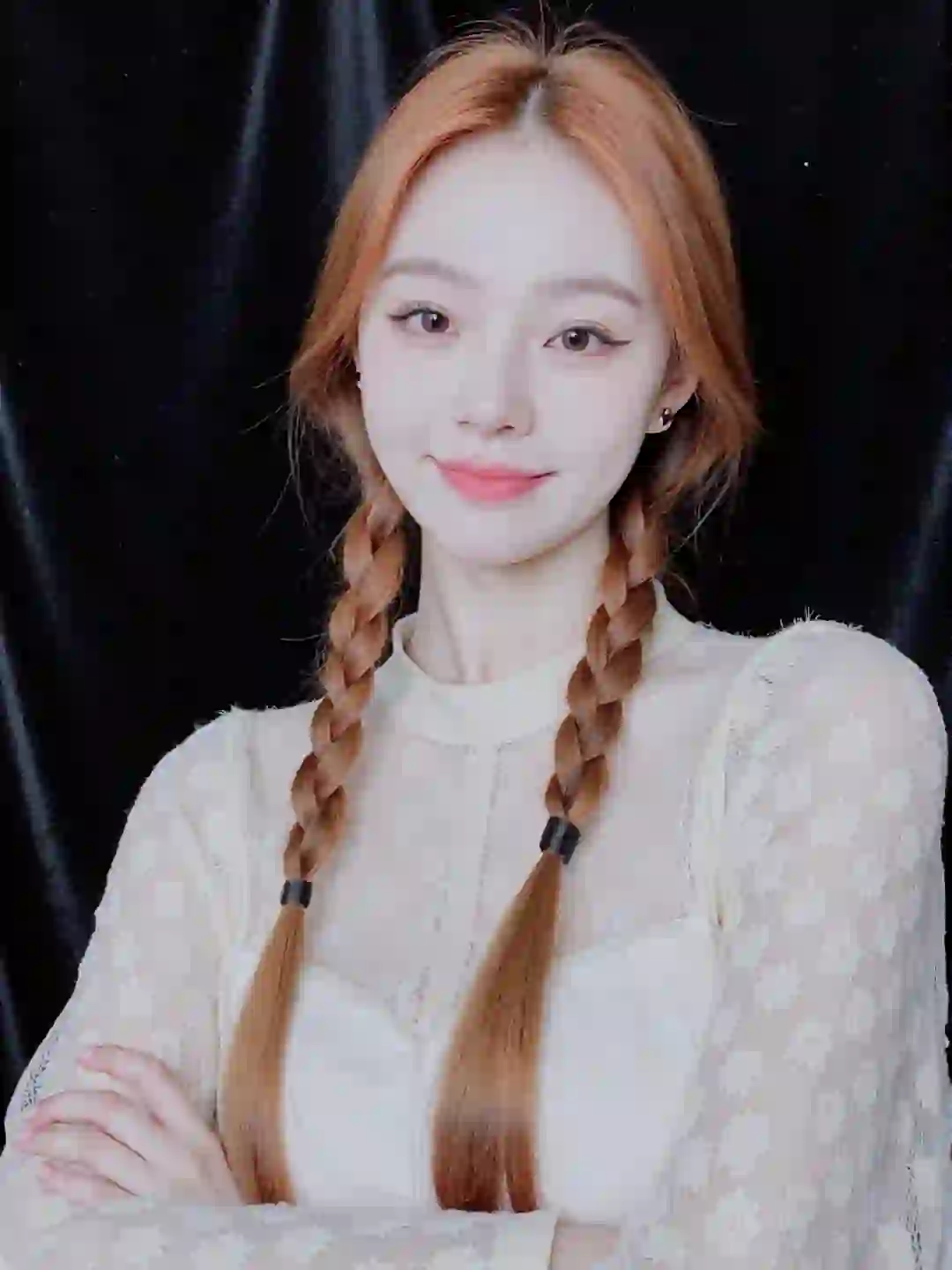 红色双麻花辫搭配蕾丝上衣，复古少女感拉满