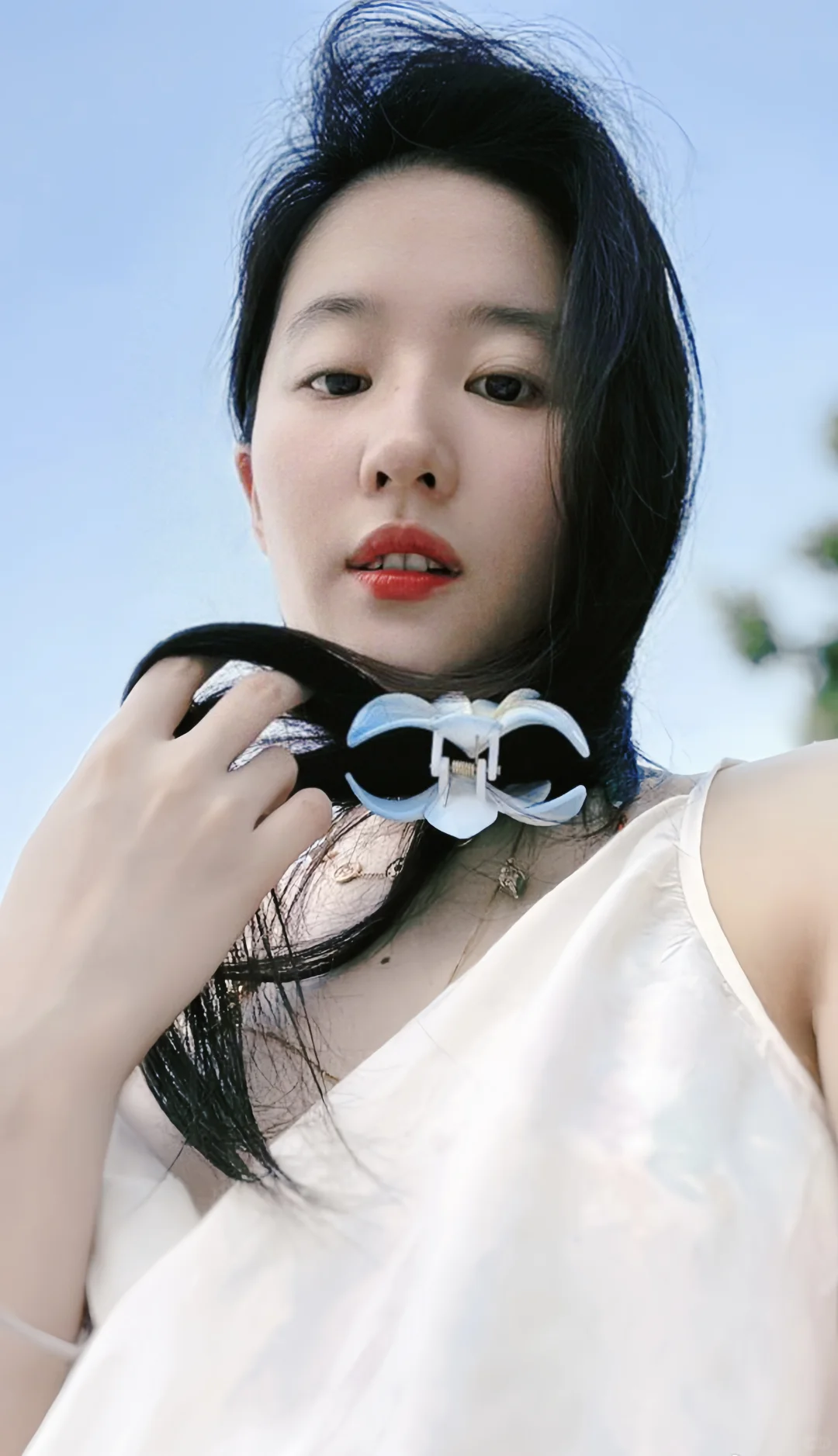 十年前泰国海边的白裙女孩