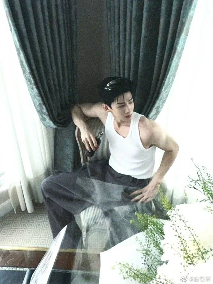👖男生必备！白背心+牛仔裤，极简医美级穿搭✨