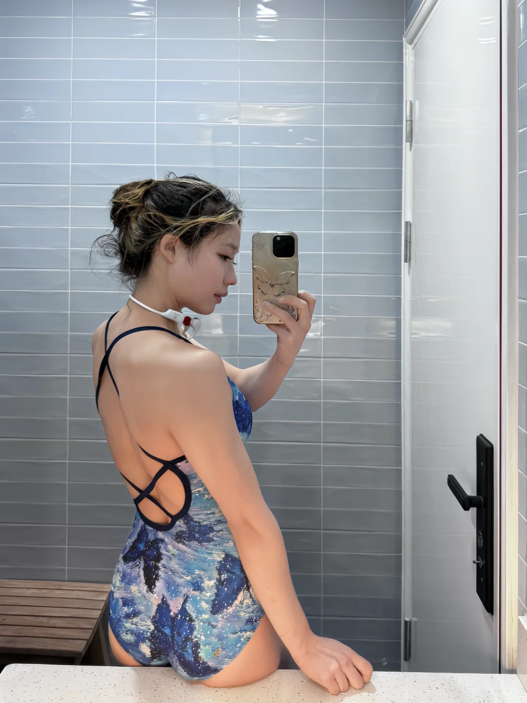 泳池里的蓝蝴蝶